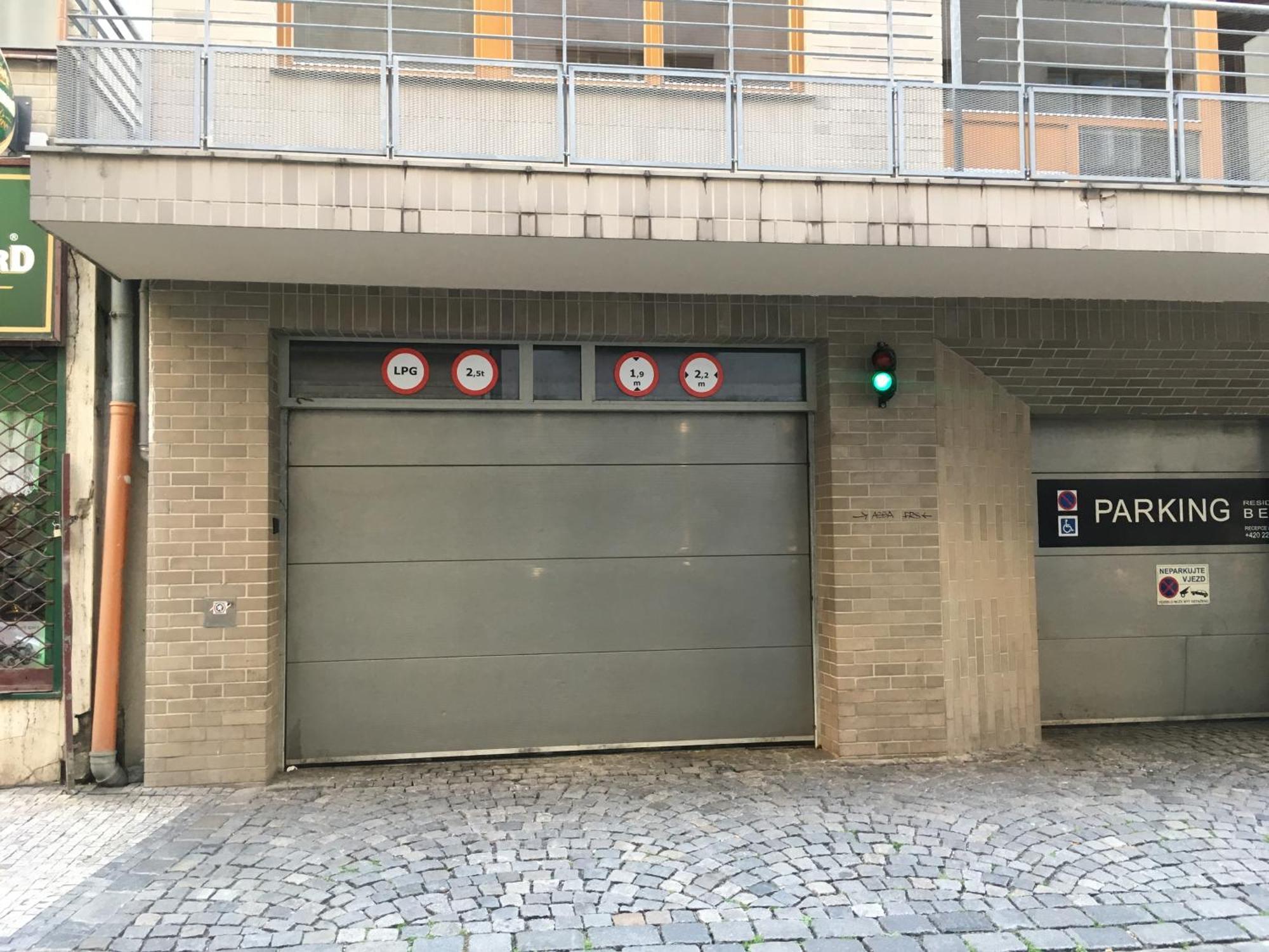 Lil Apartment With Tyn Cathedral View, Parking & Ac プラハ エクステリア 写真